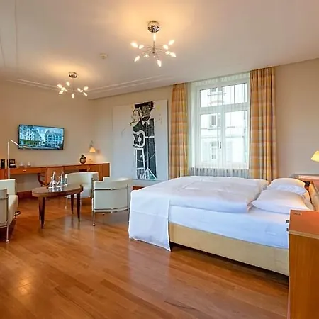 Einstein Hotel 4*